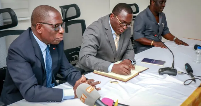 affaire-ministere-des-sports-cocan-feh-kesse-sur-un-siege-ejectable